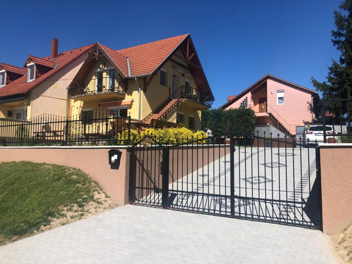 Apartamento Laura-Haus Vonyarcvashegy Exterior foto