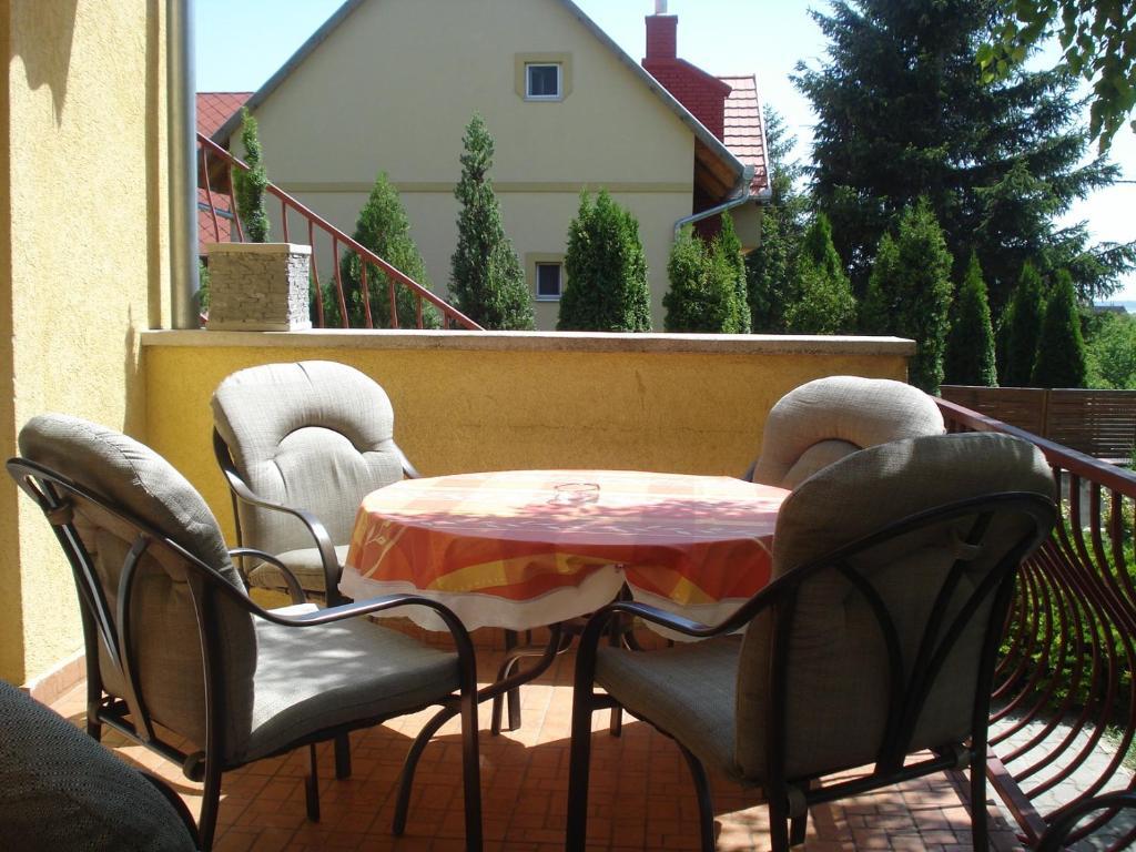 Apartamento Laura-Haus Vonyarcvashegy Exterior foto